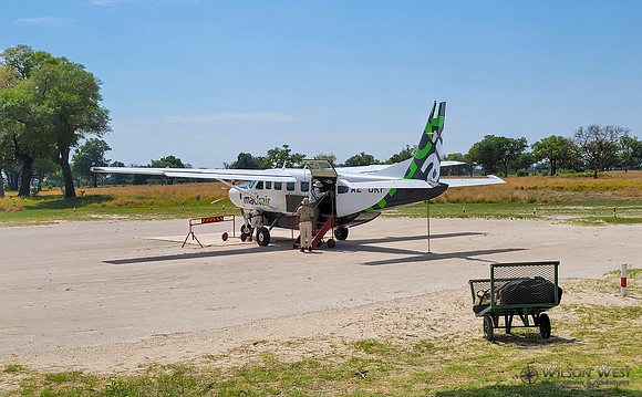 Loading plane to Dinaka